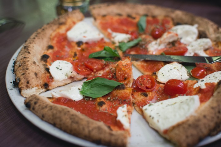 Pizza Margherita traditionnelle, spécialité culinaire du Sud de l Italie