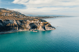 Côte rocheuse de Calabre avec eau turquoise dans le Sud de l Italie