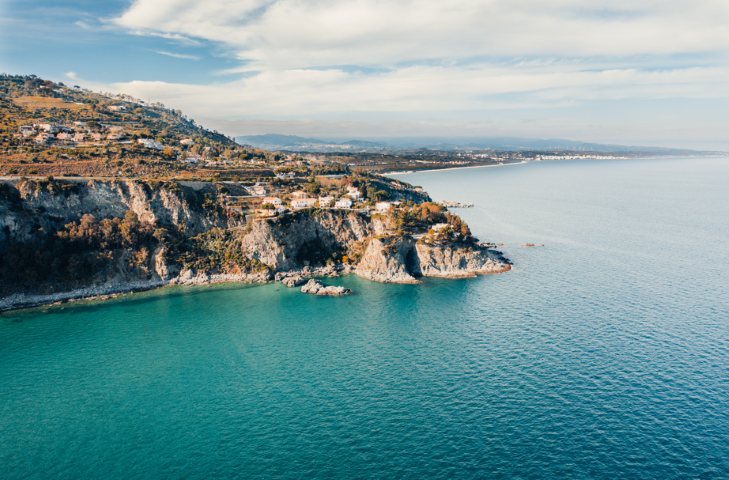 Côte rocheuse de Calabre avec eau turquoise dans le Sud de l Italie